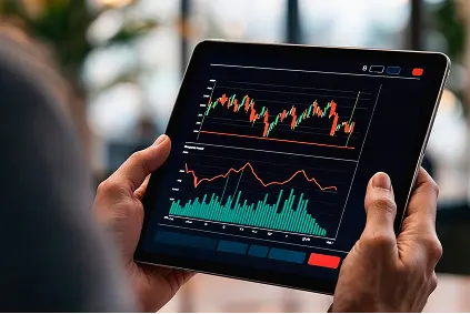 محلل مالي يراجع بيانات السوق على الجهاز اللوحي