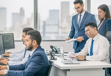 ورشة عمل للتعليم المالي مع فريق يناقش استراتيجيات الاستثمار